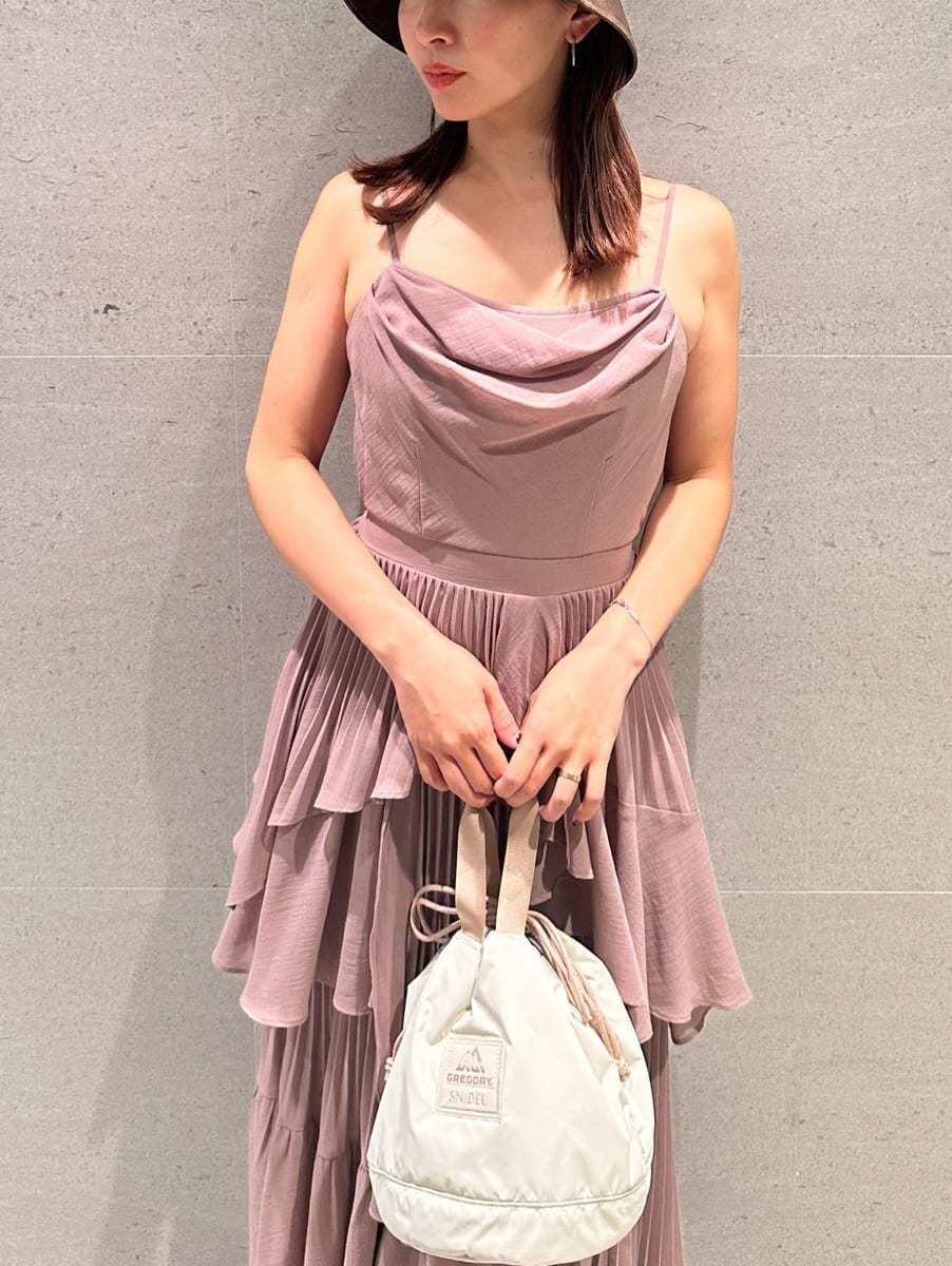 ブラウン系のワンピース、ベージュ系のハンドバッグを着用したレディースの夏コーディネートの3枚目の写真