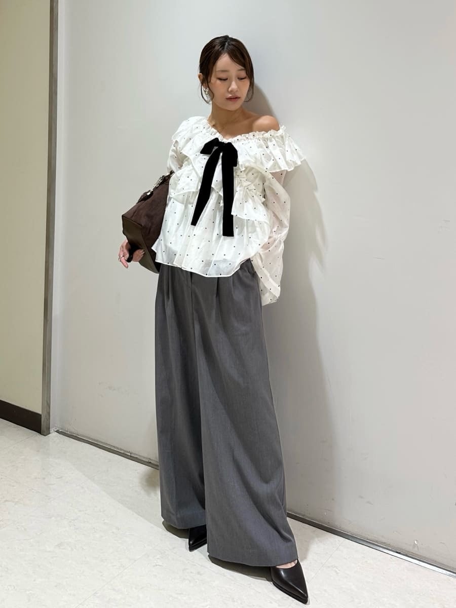 グレー系のその他パンツ、その他のシャツ/ブラウス、ブラウン系のパンプスを着用したレディースの秋コーディネートの3枚目の写真