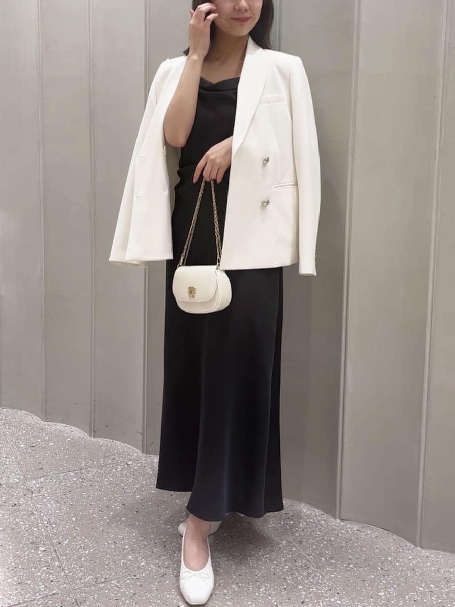 ホワイト系のテーラードジャケット、ブラック系のワンピース、ホワイト系のショルダーバッグを着用したレディースの春コーディネートの3枚目の写真