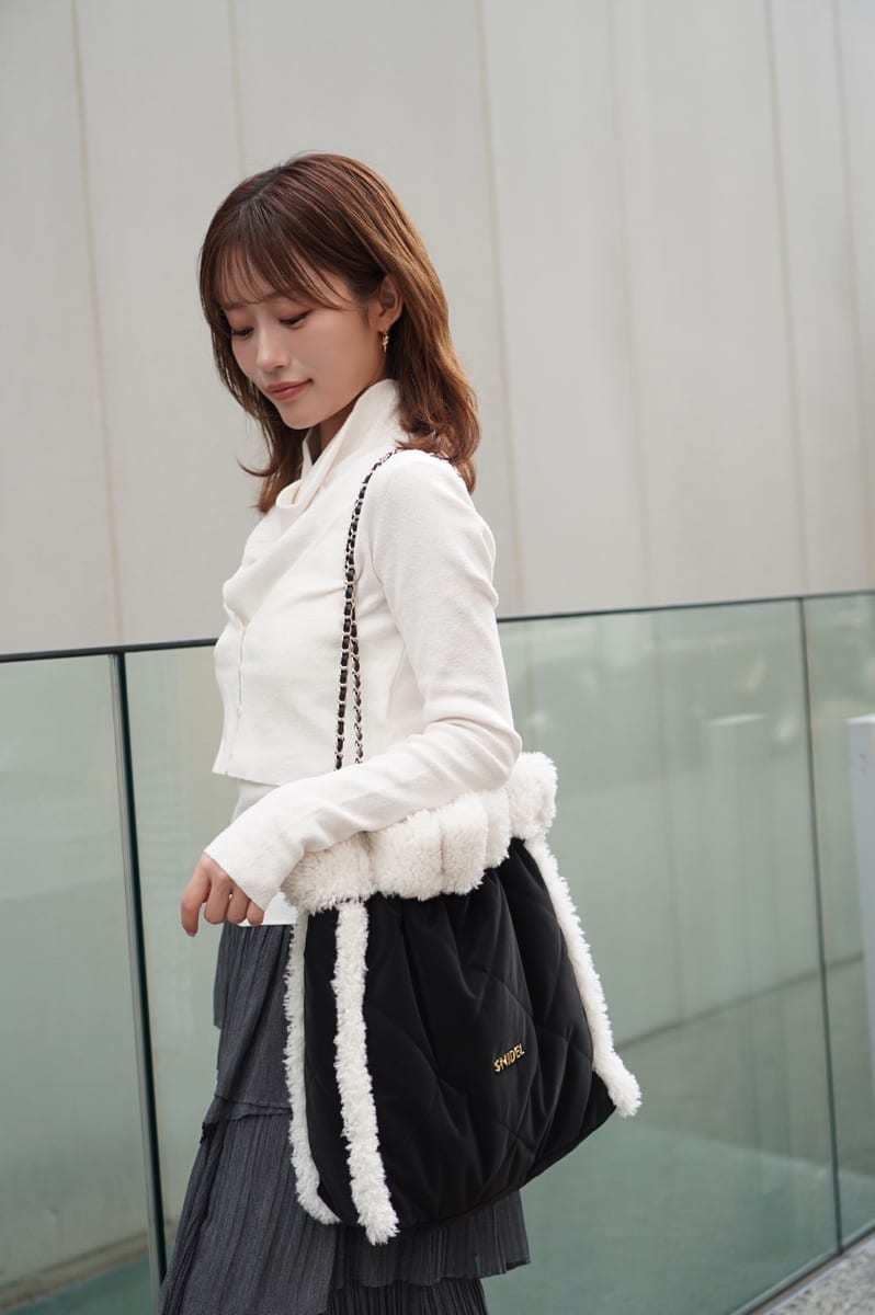 ホワイト系のニット/セーター、その他のスカート、ブラック系のブーツを着用したレディースの秋コーディネートの10枚目の写真