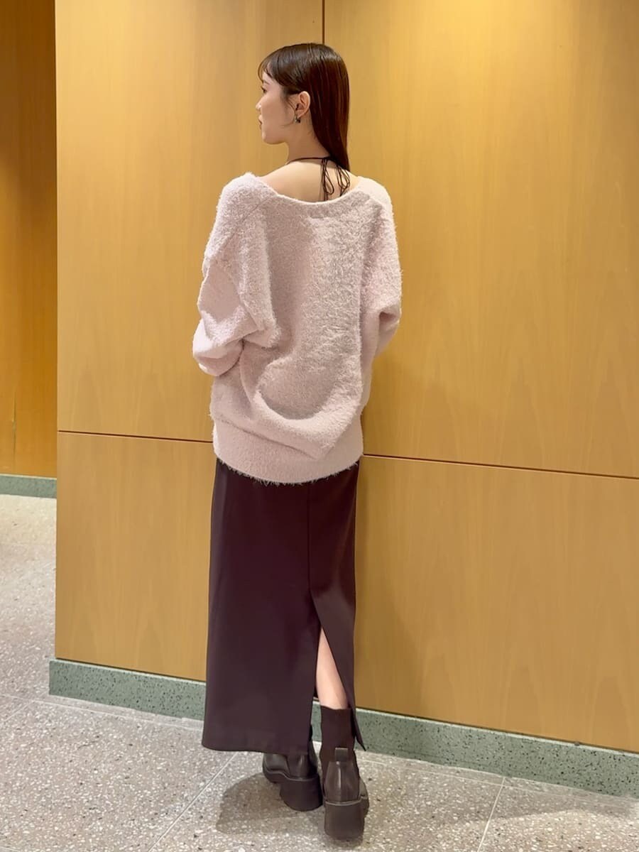 ピンク系のカーディガン/ボレロ、ピンク系のワンピース、ブラック系のハンドバッグを着用したレディースの秋コーディネートの3枚目の写真