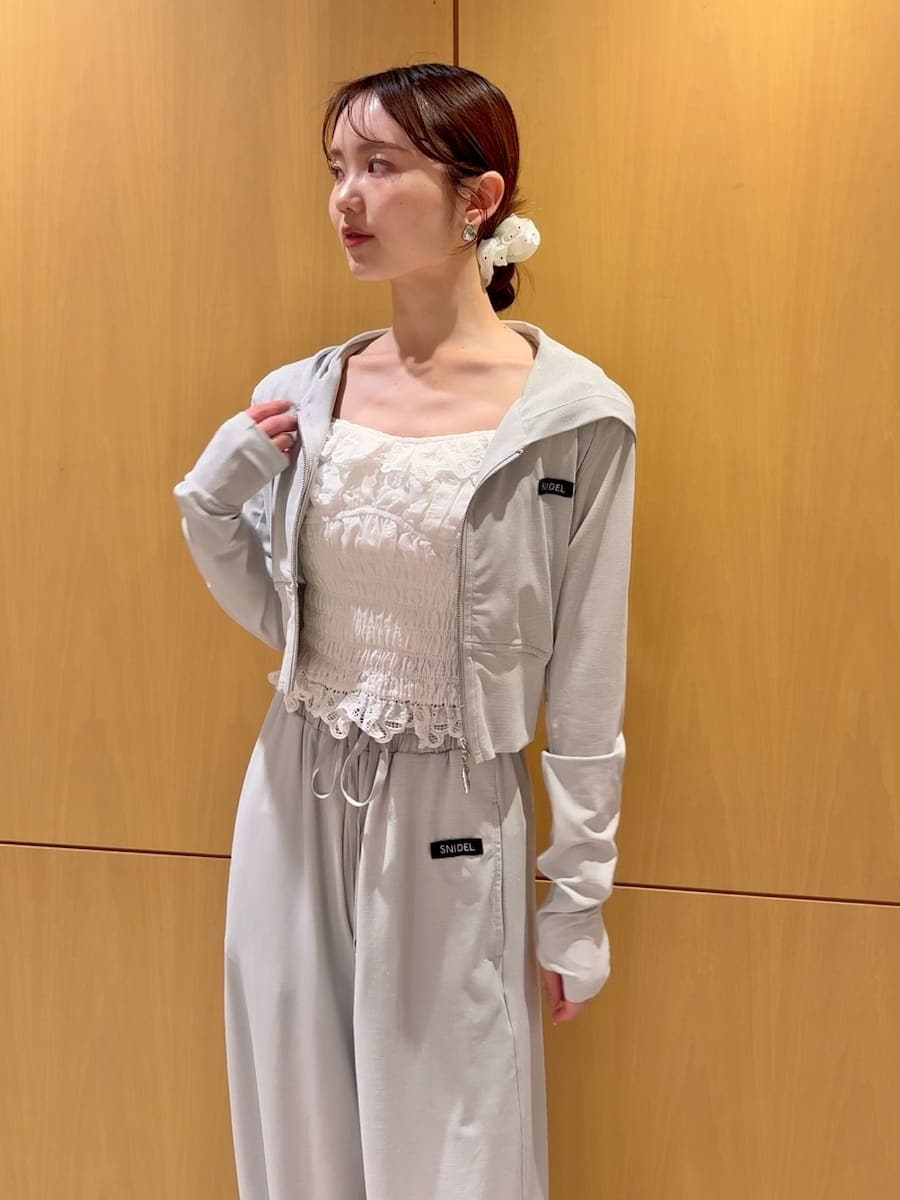 シルバー系のその他パンツ、ホワイト系のシャツ/ブラウス、シルバー系のパーカーを着用したレディースの春コーディネートの4枚目の写真