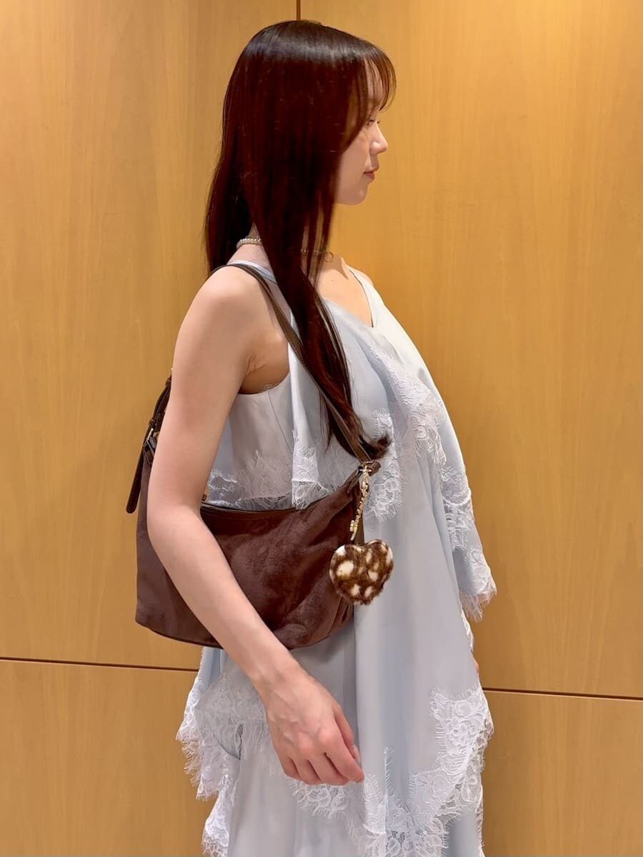 ブルー系のワンピース、ブラウン系のショルダーバッグ、その他のネックレスを着用したレディースの夏コーディネートの7枚目の写真