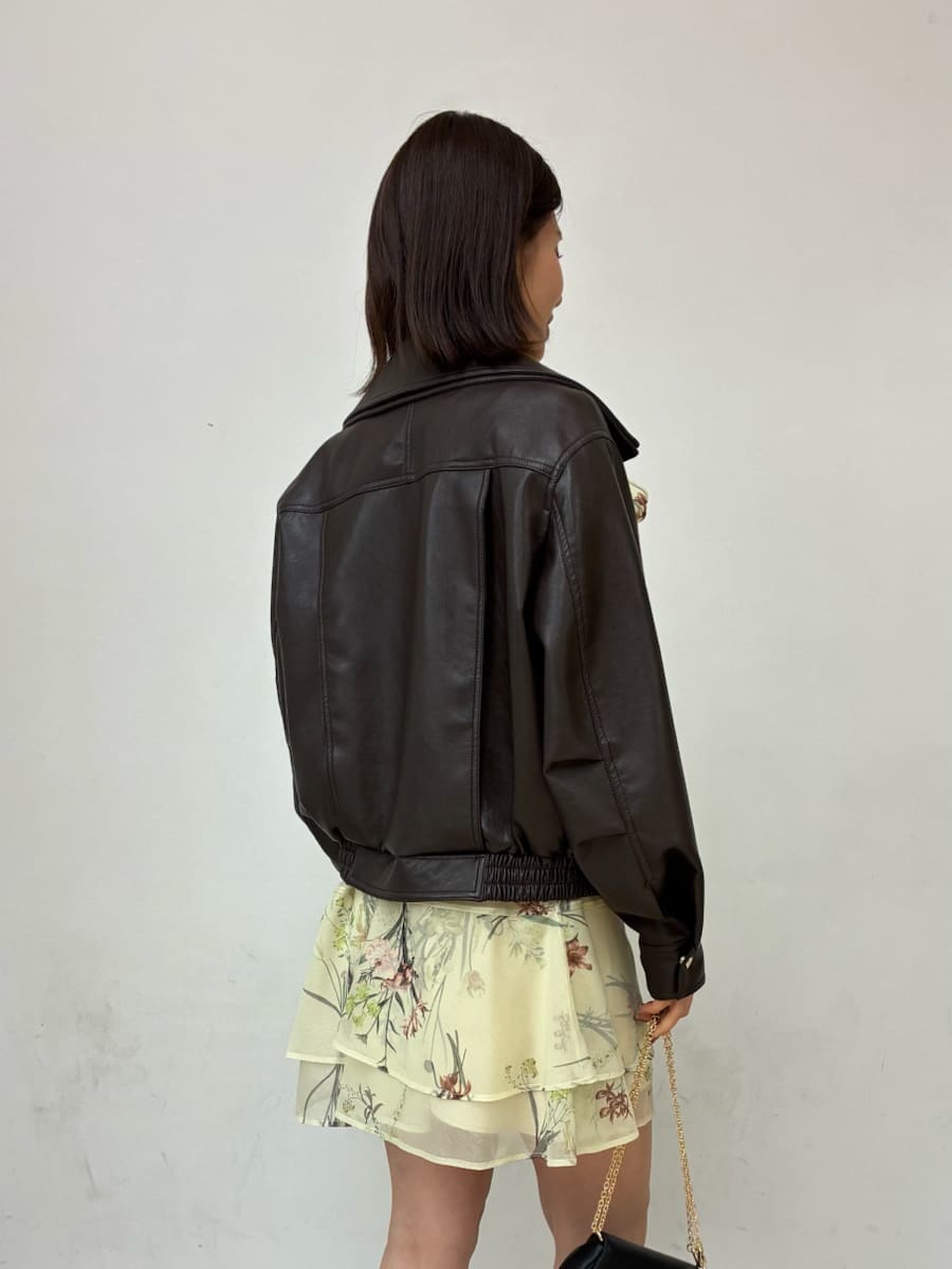 ブラウン系のブルゾン、イエロー系のワンピース、ブラック系のショルダーバッグを着用したレディースの冬コーディネートの8枚目の写真