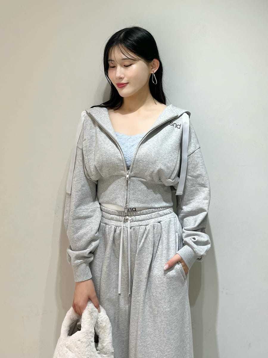 グレー系のその他パンツ、ブルー系のキャミソール、グレー系のパーカーを着用したレディースの秋コーディネートの5枚目の写真