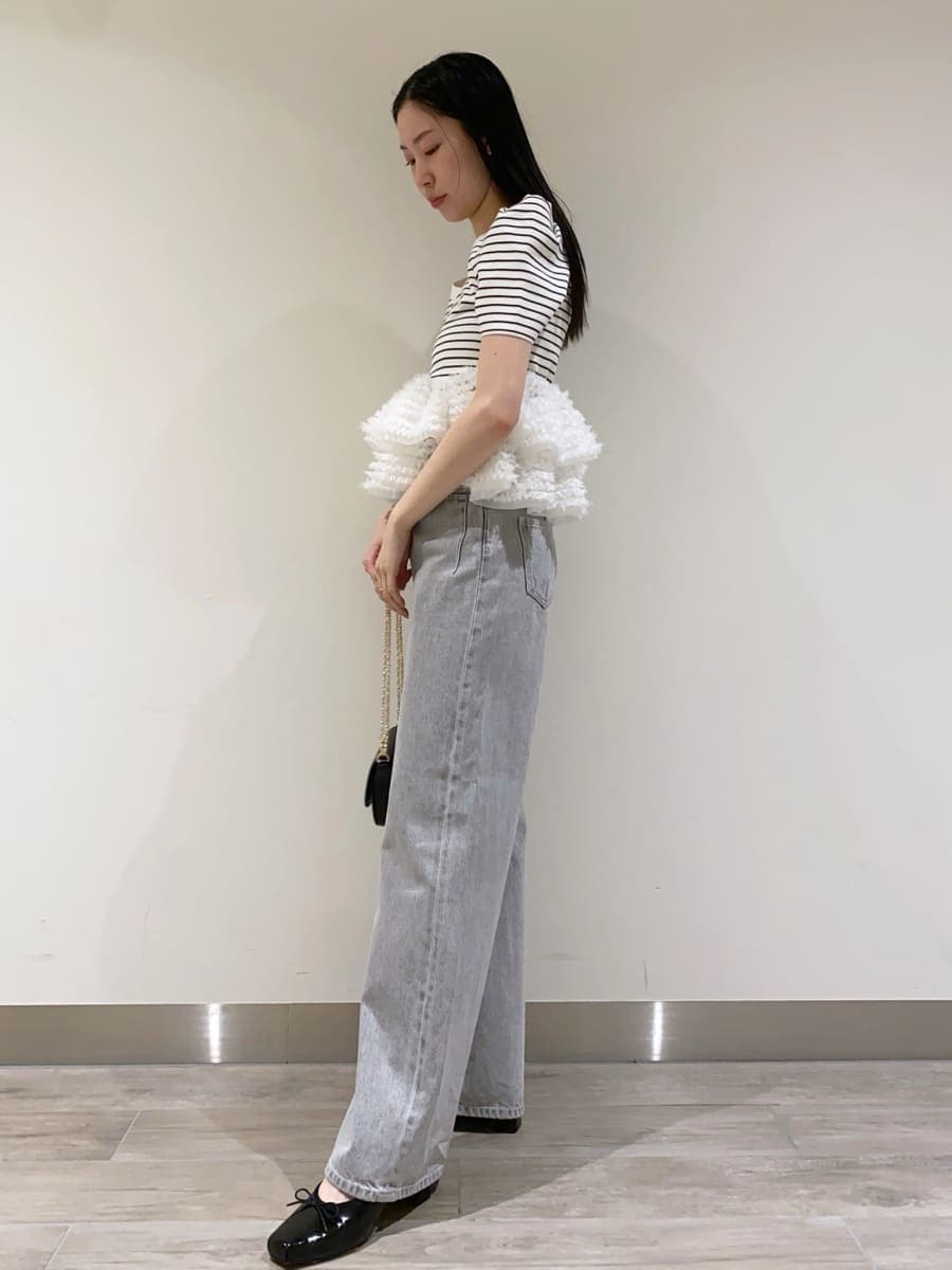 グレー系のデニムパンツ、その他のニット/セーター、ブラック系のショルダーバッグを着用したレディースの春コーディネートの3枚目の写真