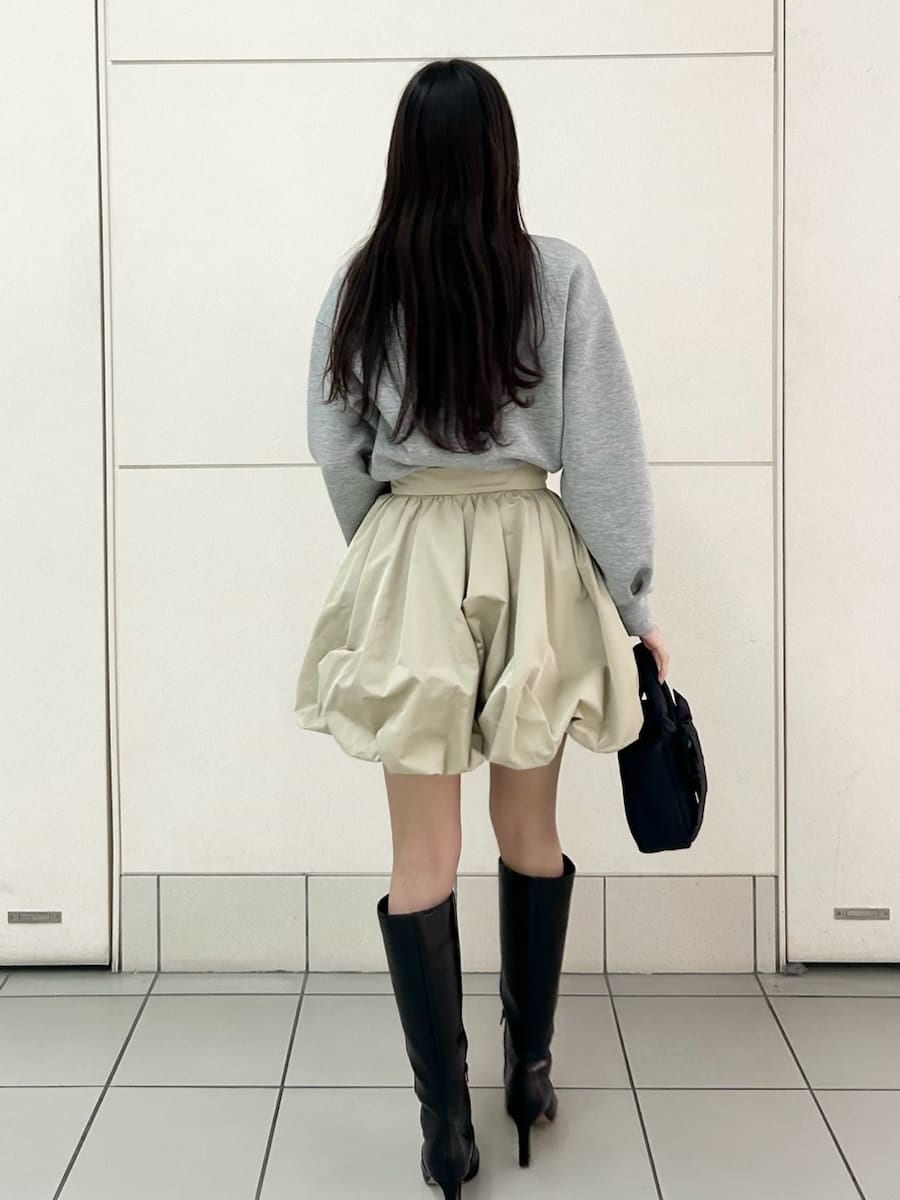 ブラック系のブーツ、グレー系のスウェット、ベージュ系のその他パンツを着用したレディースの冬コーディネートの4枚目の写真