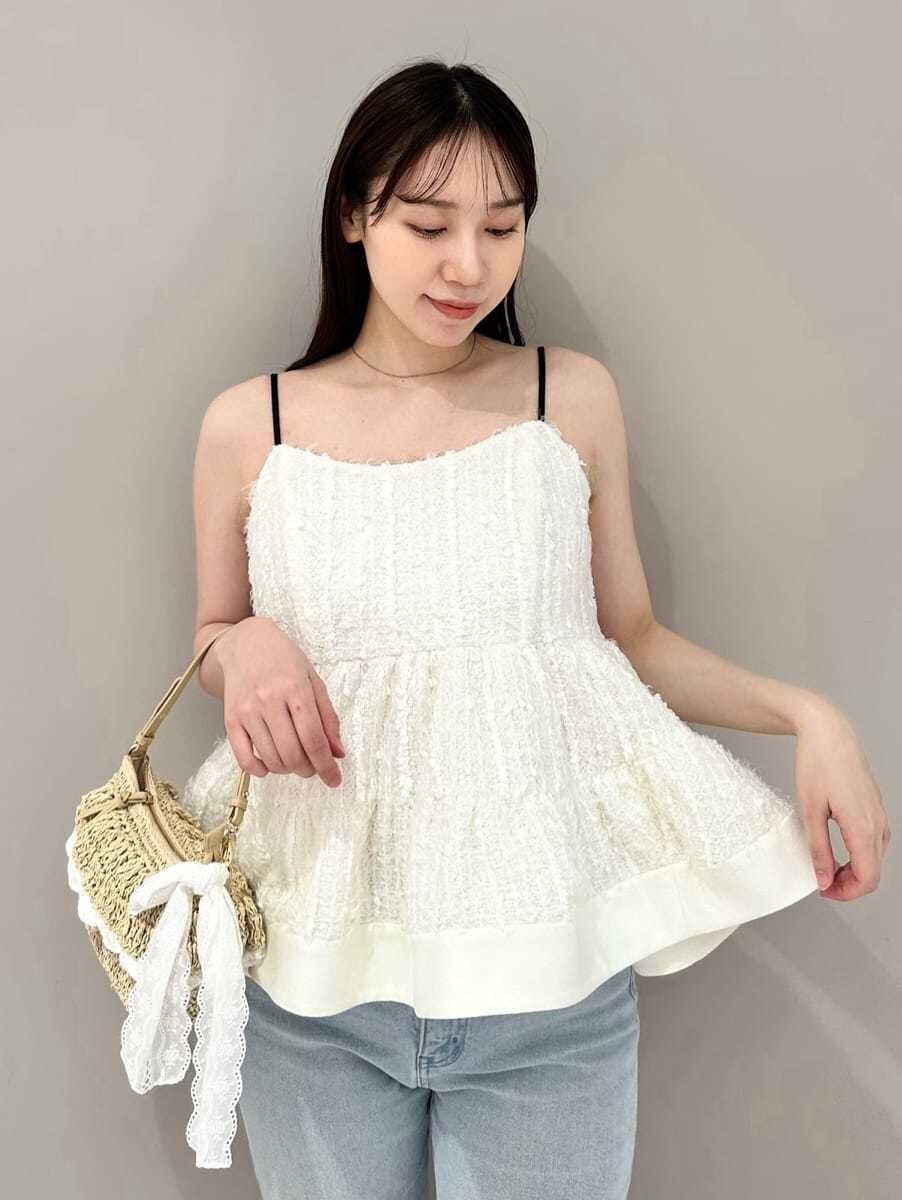 ブルー系のデニムパンツ、ホワイト系のその他トップス、ブラウン系のパンプスを着用したレディースの冬コーディネートの2枚目の写真