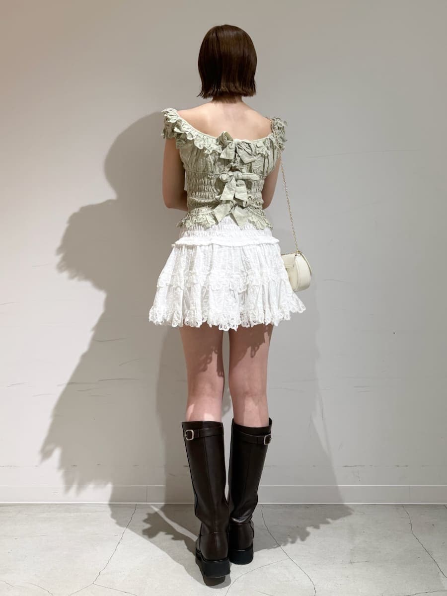 ホワイト系のその他パンツ、グリーン系のシャツ/ブラウスを着用したレディースの春コーディネートの4枚目の写真