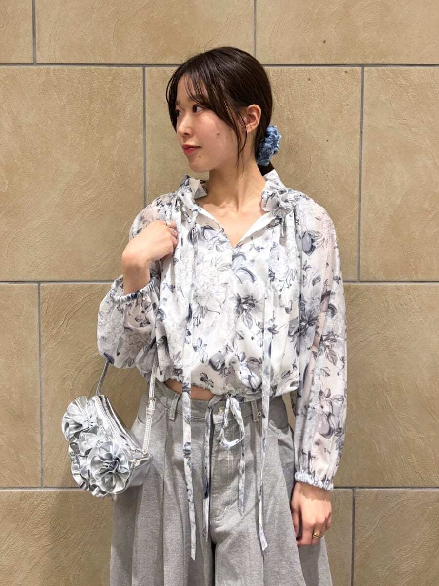 グレー系のデニムパンツ、ホワイト系のシャツ/ブラウス、シルバー系のハンドバッグを着用したレディースの冬コーディネートの4枚目の写真