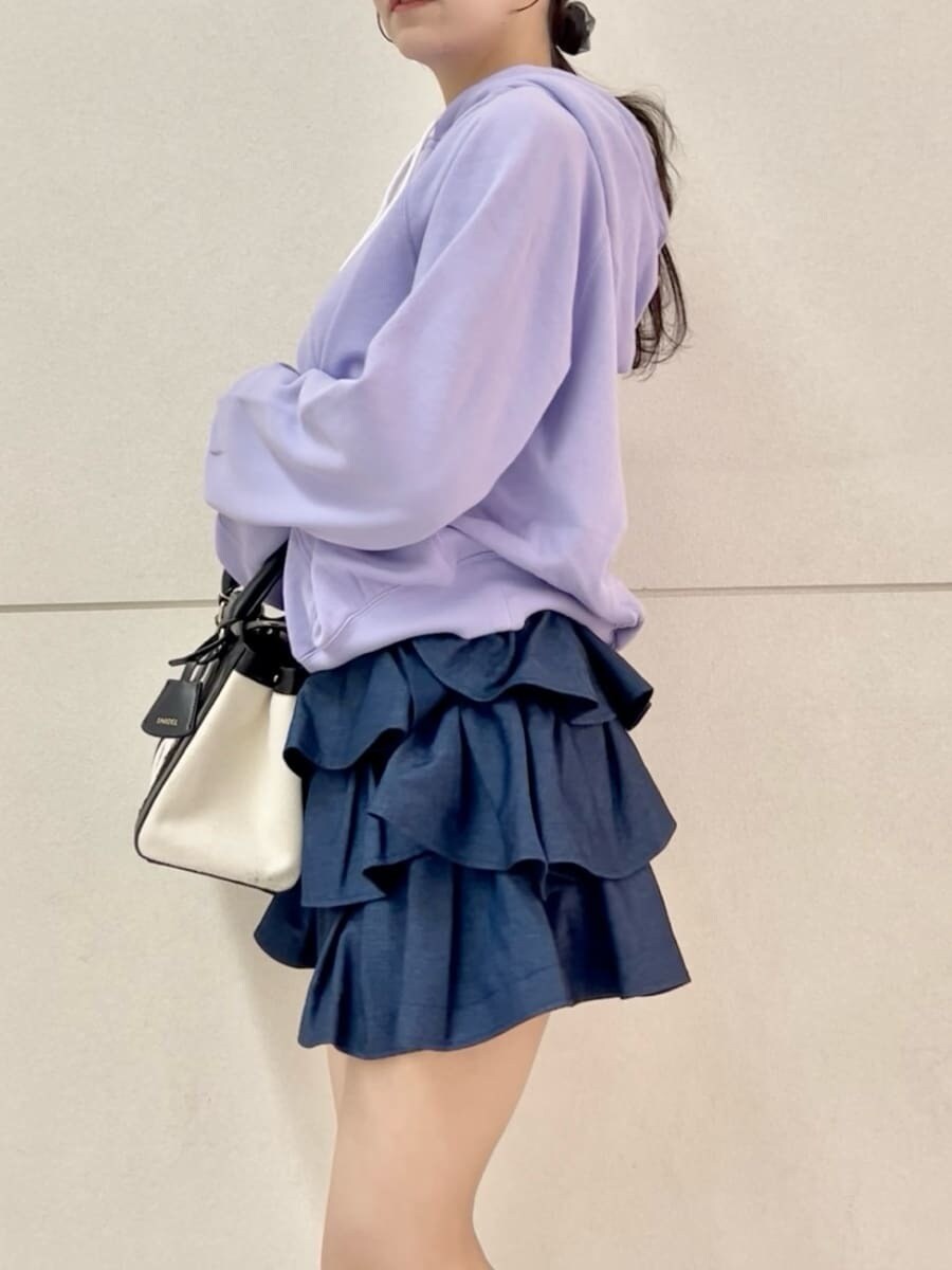 ブルー系のその他パンツ、ブラック系のショルダーバッグを着用したレディースの秋コーディネートの6枚目の写真