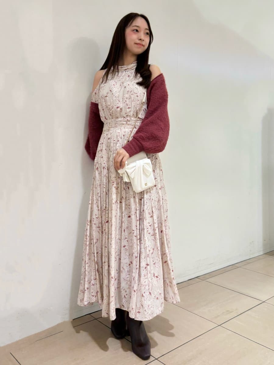 レッド系のブーツ、ピンク系のワンピース、ピンク系のカーディガン/ボレロを着用したレディースの冬コーディネートの2枚目の写真