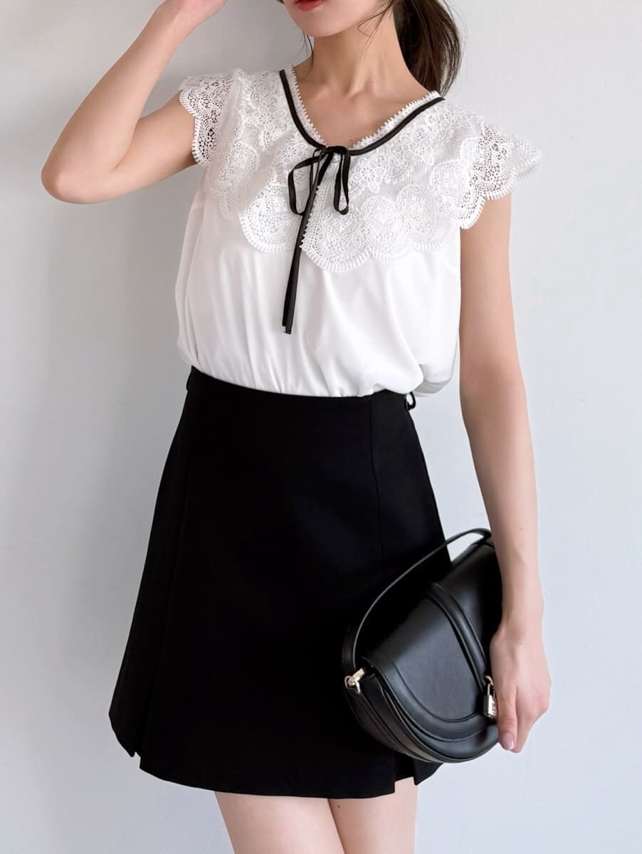 ホワイト系のシャツ/ブラウス、ブラック系のスカート、ブラック系のハンドバッグを着用したレディースの夏コーディネートの5枚目の写真