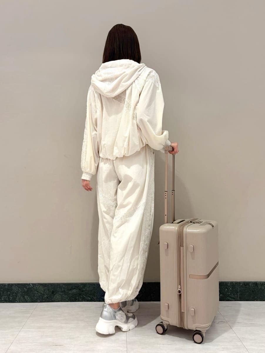 ホワイト系のブルゾン、ホワイト系のその他パンツ、シルバー系のスニーカーを着用したレディースの春コーディネートの2枚目の写真