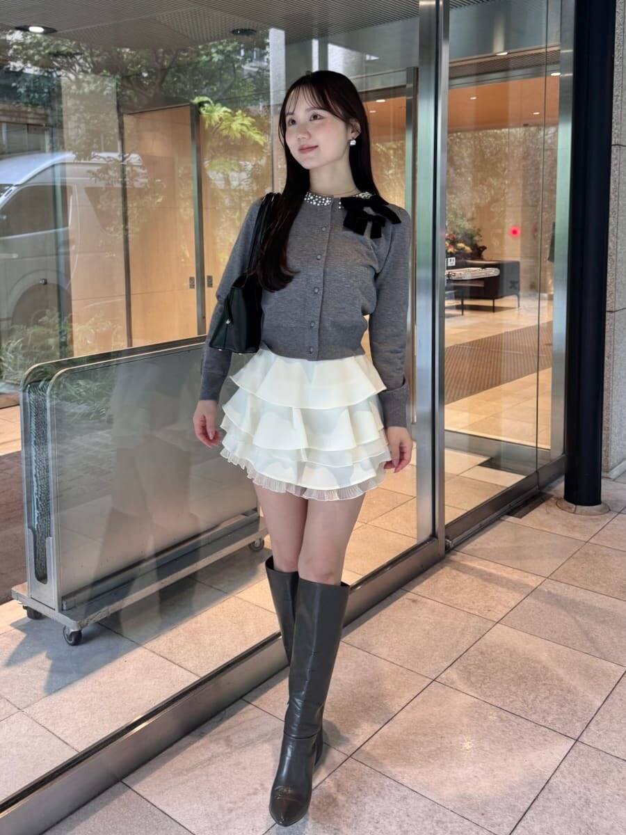 ブラック系のボストンバッグ、グレー系のカーディガン/ボレロ、ホワイト系のその他パンツを着用したレディースの秋コーディネートの2枚目の写真