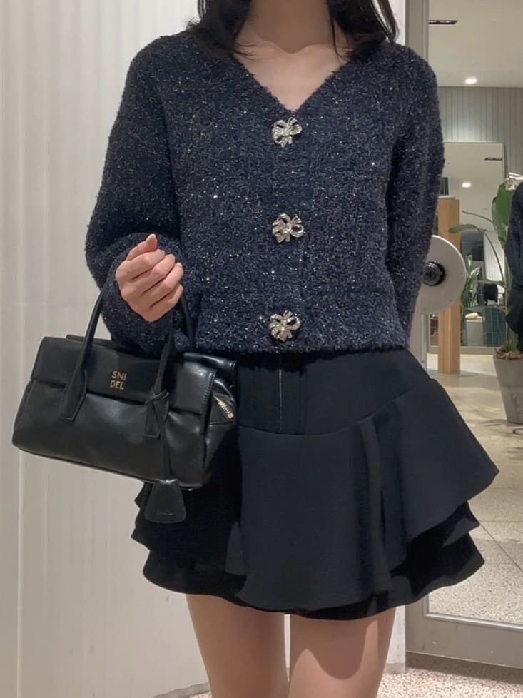 ブルー系のカーディガン/ボレロ、ブラック系のその他パンツ、ブラック系のブーツを着用したレディースの秋コーディネートの4枚目の写真