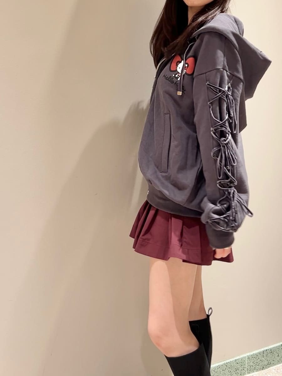 ブラック系のパーカー、レッド系のその他パンツを着用したレディースの秋コーディネートの3枚目の写真