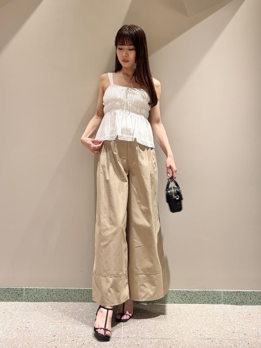 ホワイト系のシャツ/ブラウス、ベージュ系のその他パンツ、ブラック系のショルダーバッグを着用したレディースの夏コーディネートの3枚目の写真