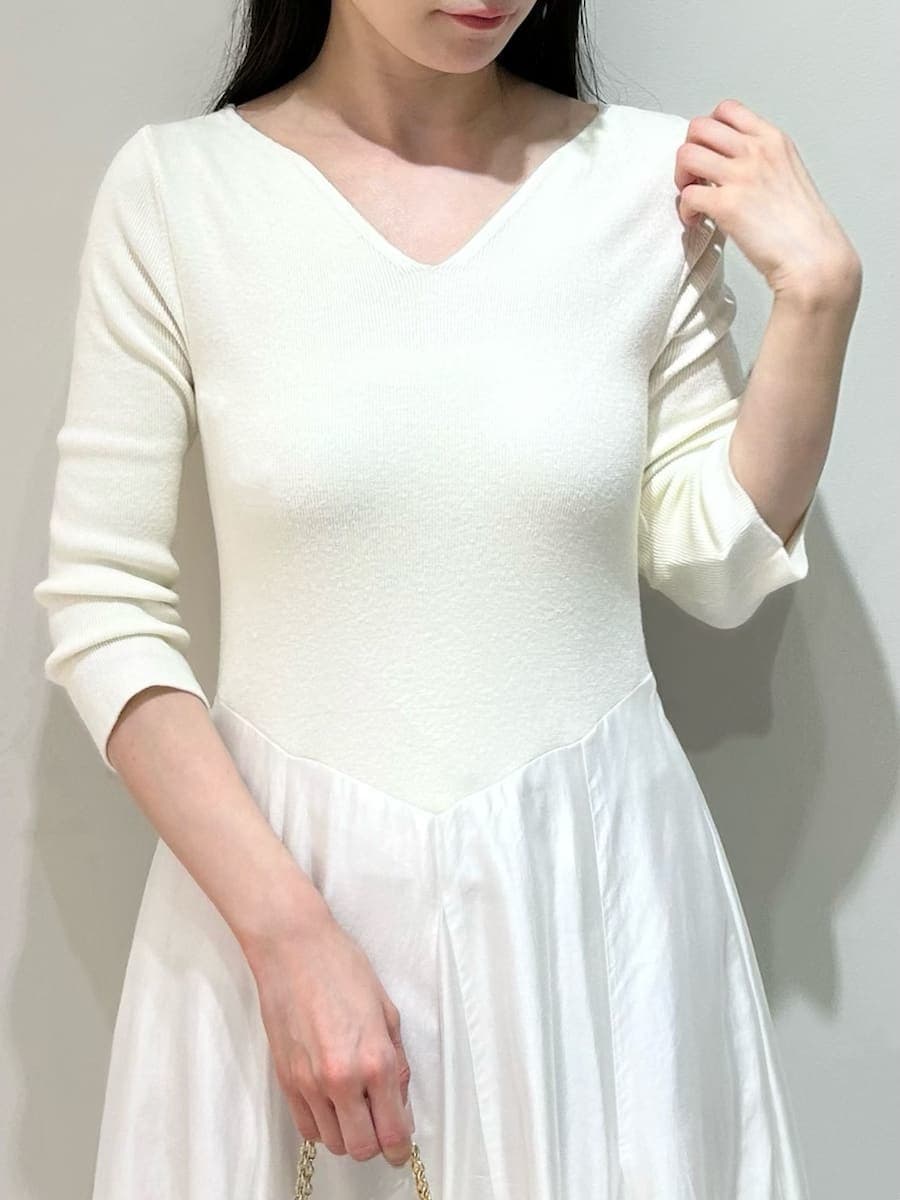 ブルー系のテーラードジャケット、その他のパンプス、イエロー系のショルダーバッグを着用したレディースの春コーディネートの3枚目の写真