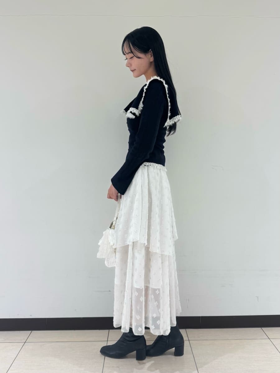 シルバー系のスカート、ブルー系のニット/セーターを着用したレディースの冬コーディネートの2枚目の写真