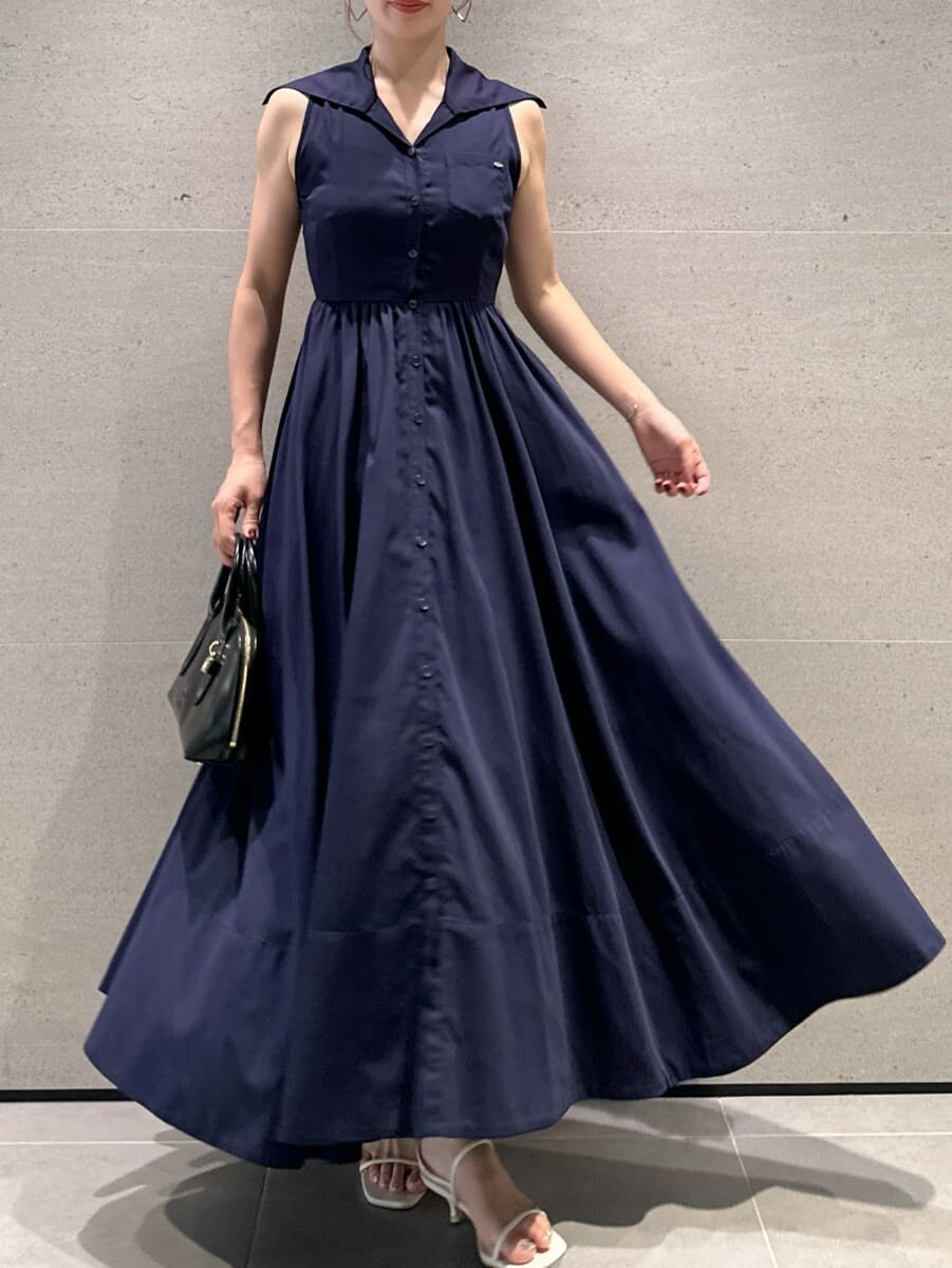 ブルー系のワンピース、ブラック系のボストンバッグを着用したレディースの夏コーディネートの3枚目の写真