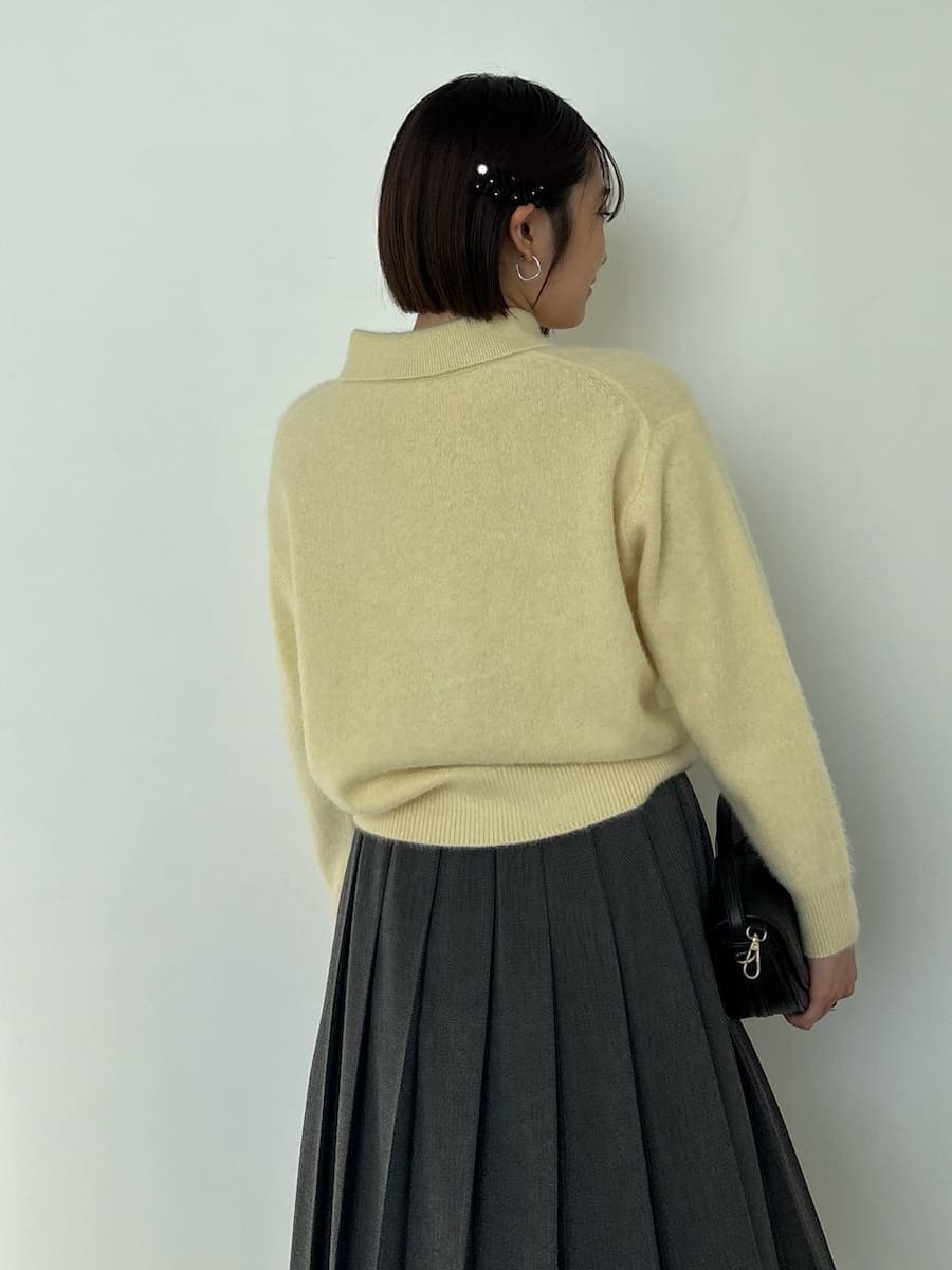 ブラック系のブーツ、ブラック系のハンドバッグ、イエロー系のニット/セーターを着用したレディースの秋コーディネートの9枚目の写真