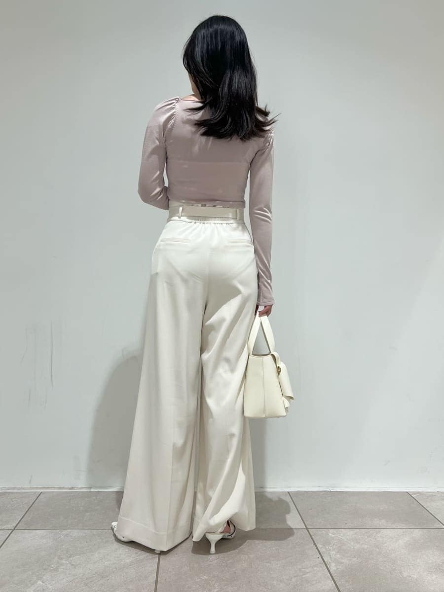 ホワイト系のその他パンツ、ピンク系のニット/セーター、その他のパンプスを着用したレディースの冬コーディネートの3枚目の写真