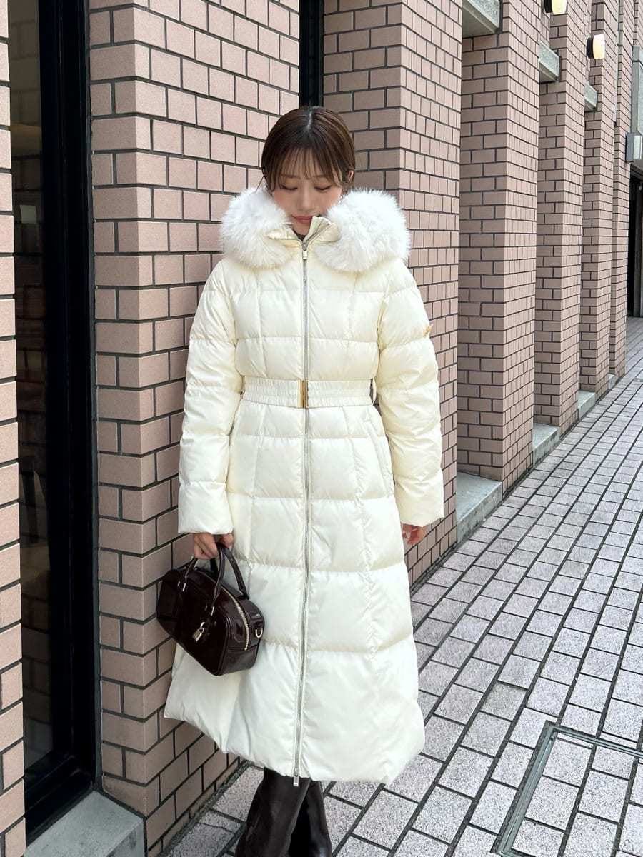 ブラック系のブーツ、ブラック系のボストンバッグ、ホワイト系のダウンジャケット/コートを着用したレディースの秋コーディネートの8枚目の写真