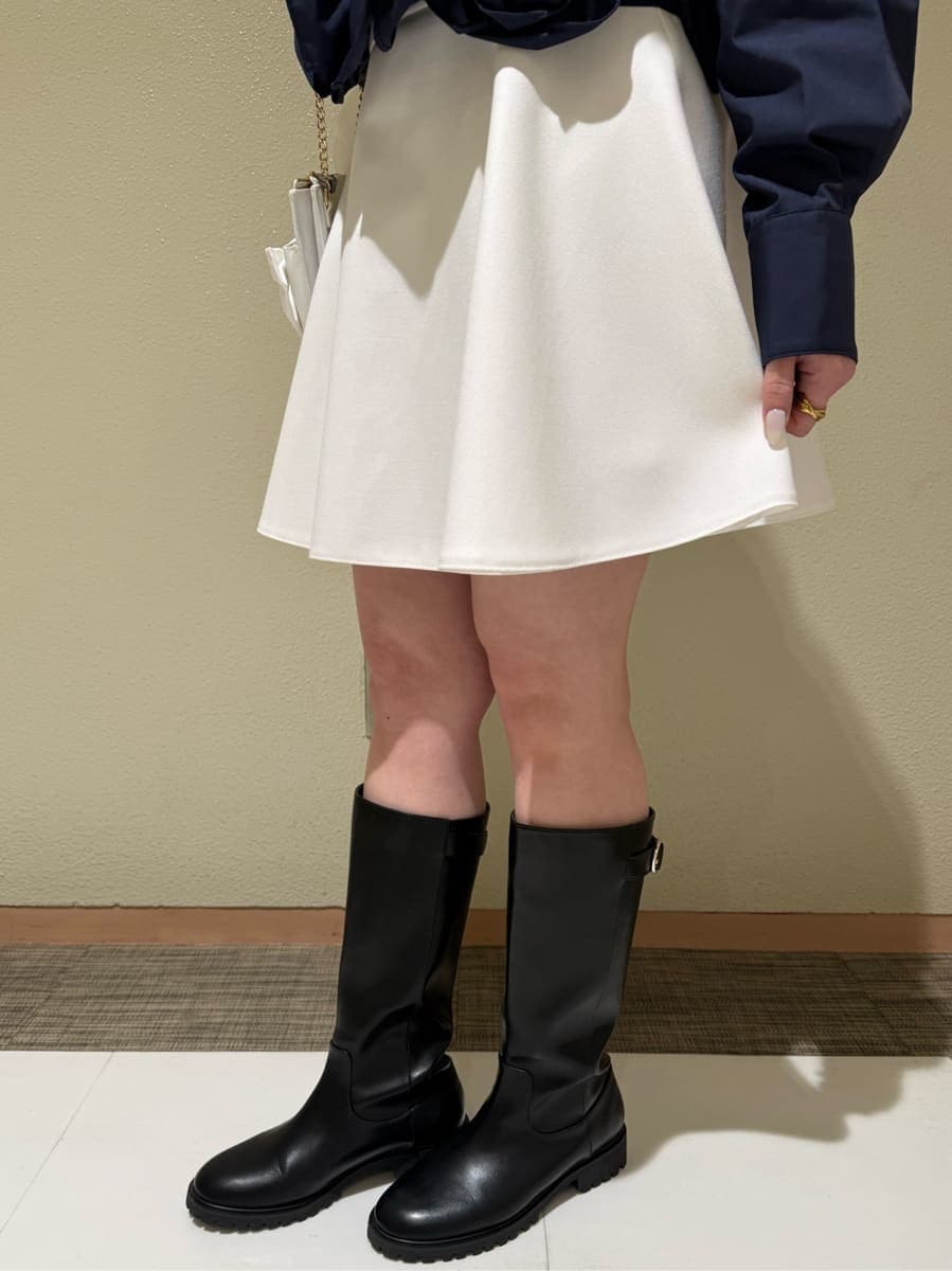 ホワイト系のその他パンツ、ブルー系のシャツ/ブラウス、イエロー系のショルダーバッグを着用したレディースの冬コーディネートの6枚目の写真