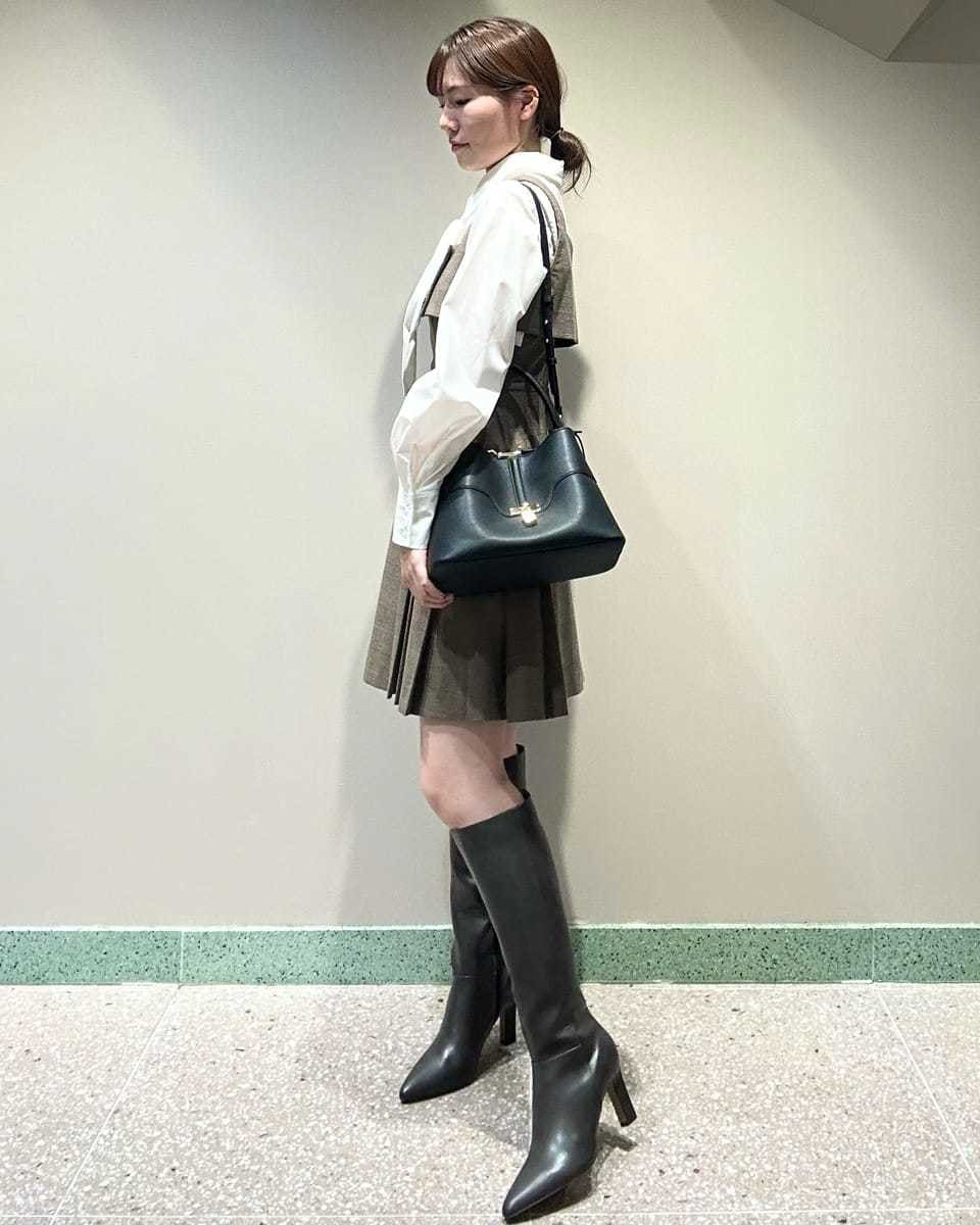 その他のワンピース、ホワイト系のシャツ/ブラウス、グレー系のブーツを着用したレディースの秋コーディネートの4枚目の写真