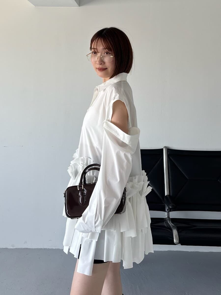 ホワイト系のワンピース、ブラック系のその他パンツ、ブラウン系のボストンバッグを着用したレディースの秋コーディネートの7枚目の写真