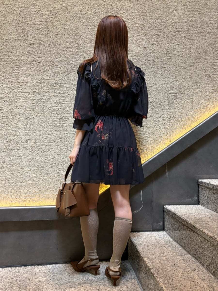 ブラック系のその他トップス、ブラウン系のパンプス、ブラウン系のハンドバッグを着用したレディースの春コーディネートの4枚目の写真