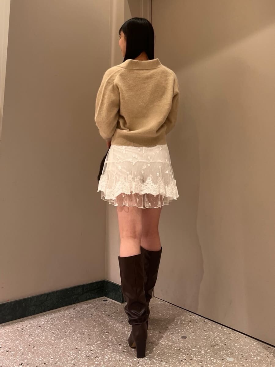 ベージュ系のニット/セーター、その他のその他パンツ、ブラウン系のハンドバッグを着用したレディースの冬コーディネートの4枚目の写真