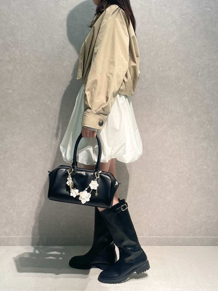 ベージュ系のブルゾン、ホワイト系のその他パンツ、その他のTシャツ/カットソーを着用したレディースの冬コーディネートの2枚目の写真