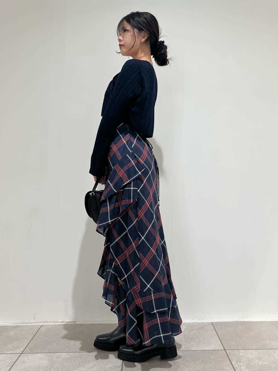 ブルー系のワンピース、ブルー系のカーディガン/ボレロ、ブラック系のブーツを着用したレディースの夏コーディネートの2枚目の写真