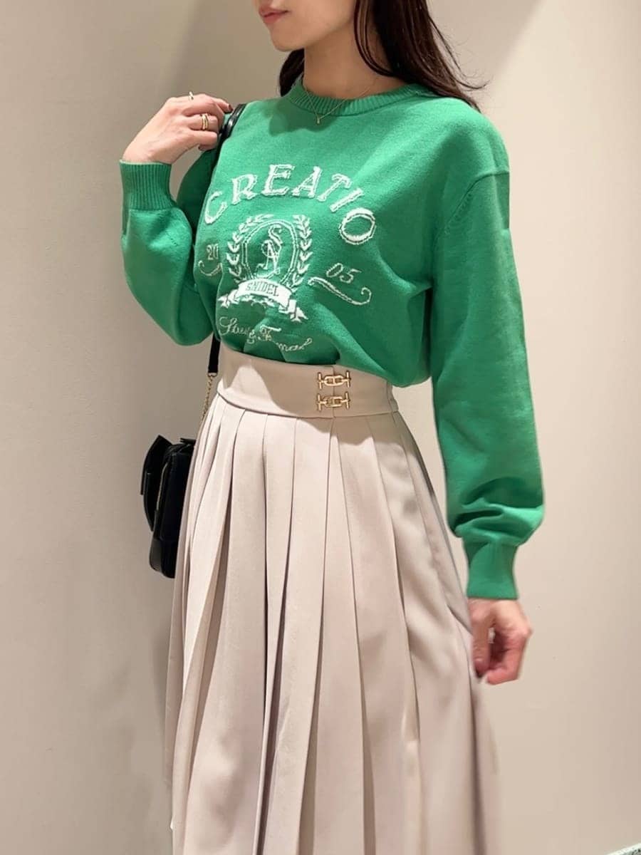 ブラック系のブーツ、ベージュ系のスカート、ブラック系のショルダーバッグを着用したレディースの冬コーディネートの4枚目の写真