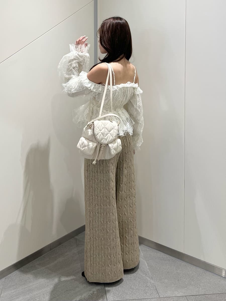 ブラウン系のその他パンツ、ホワイト系のシャツ/ブラウス、ブラウン系のパーカーを着用したレディースの秋コーディネートの7枚目の写真