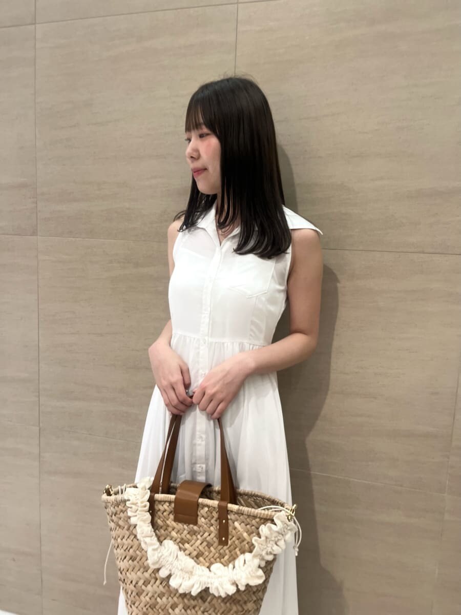 ホワイト系のワンピース、ブラウン系のかごバッグ、ホワイト系のパンプスを着用したレディースの夏コーディネートの4枚目の写真