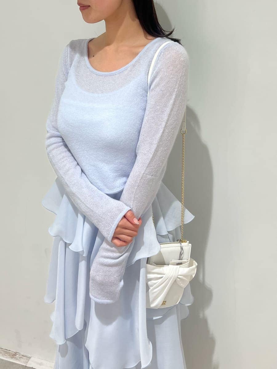 ブルー系のワンピース、ホワイト系のショルダーバッグ、シルバー系のスニーカーを着用したレディースの冬コーディネートの4枚目の写真