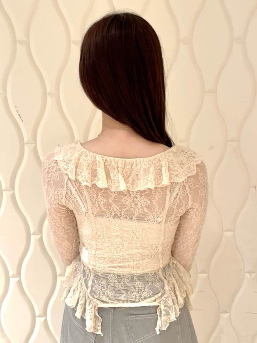 ピンク系のTシャツ/カットソー、ホワイト系のショルダーバッグ、ゴールド系のネックレスを着用したレディースの冬コーディネートの7枚目の写真