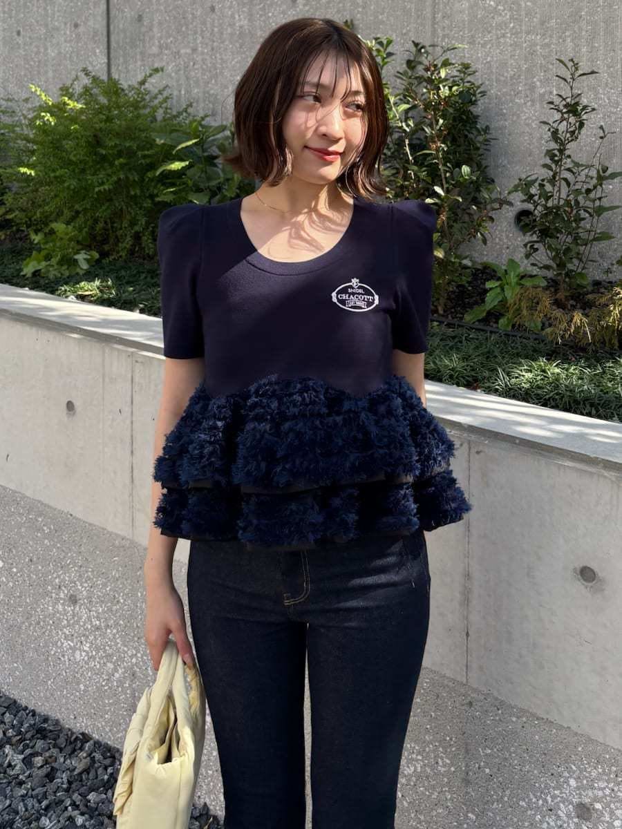 ブルー系のその他パンツ、ブルー系のニット/セーター、イエロー系のパンプスを着用したレディースの春コーディネートの10枚目の写真