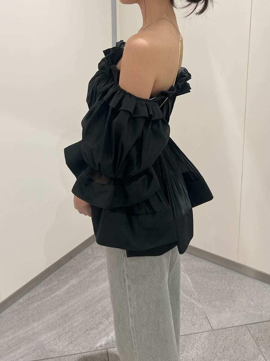 グレー系のデニムパンツ、ブラック系のその他トップス、イエロー系のパンプスを着用したレディースの春コーディネートの5枚目の写真