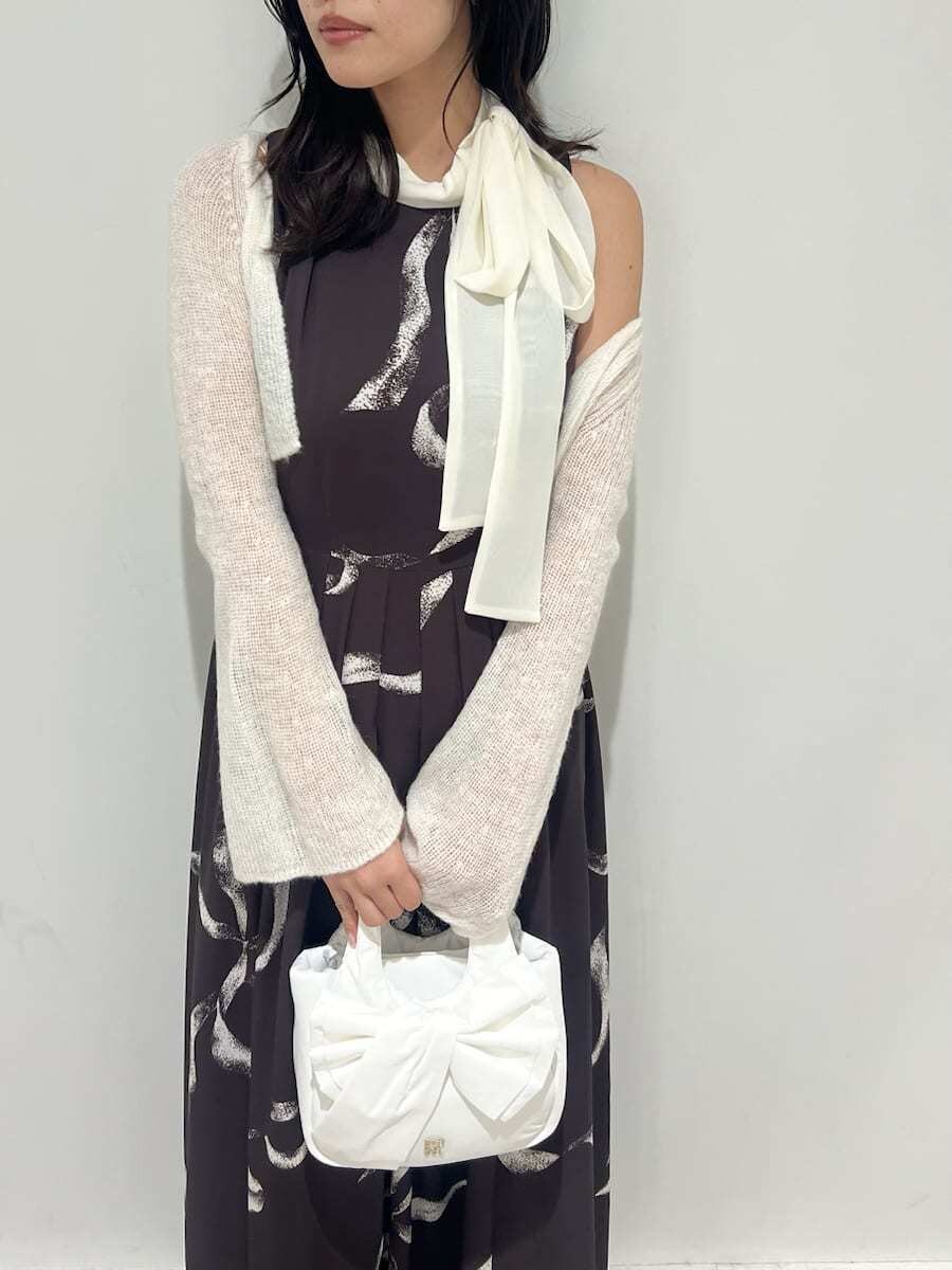 ブラウン系のブーツ、ブラウン系のワンピースを着用したレディースの冬コーディネートの4枚目の写真