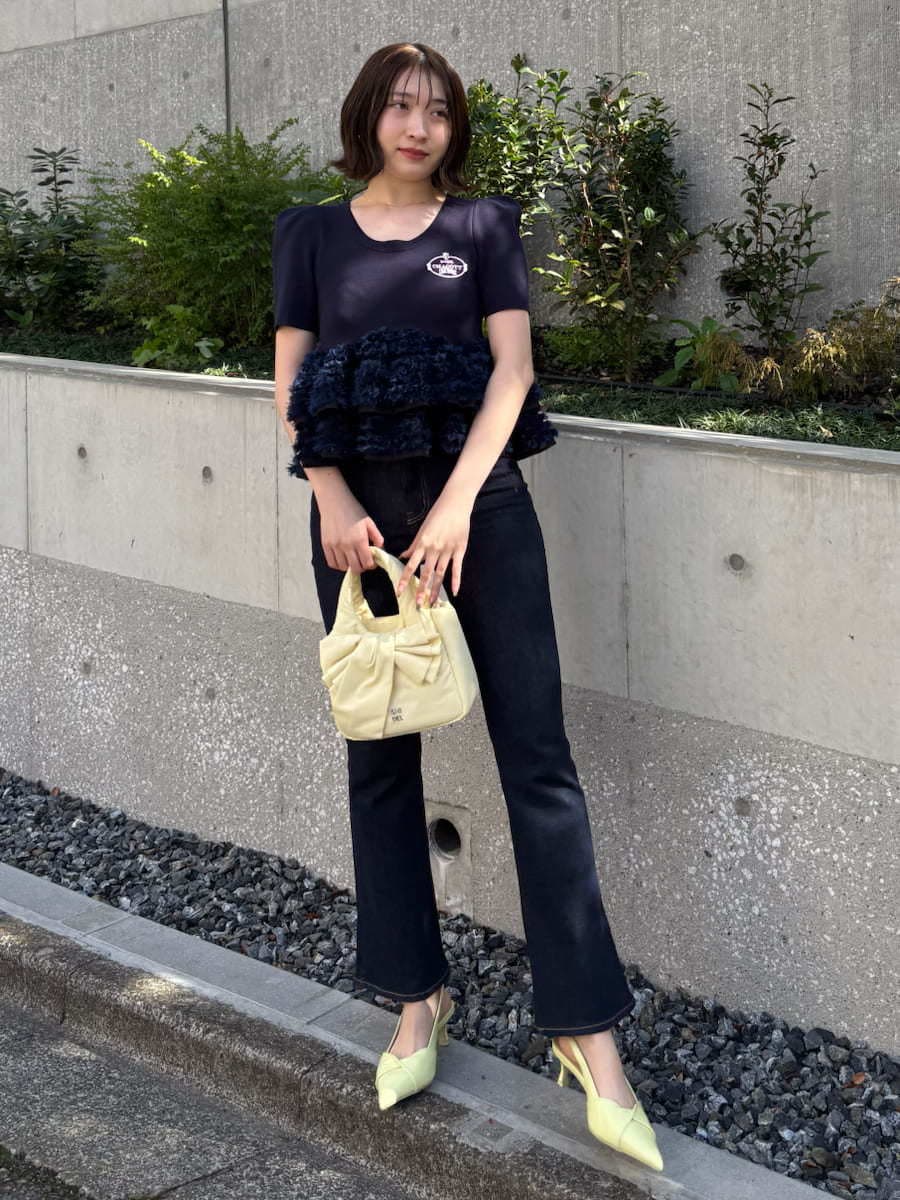 ブルー系のその他パンツ、ブルー系のニット/セーター、イエロー系のパンプスを着用したレディースの春コーディネートの2枚目の写真