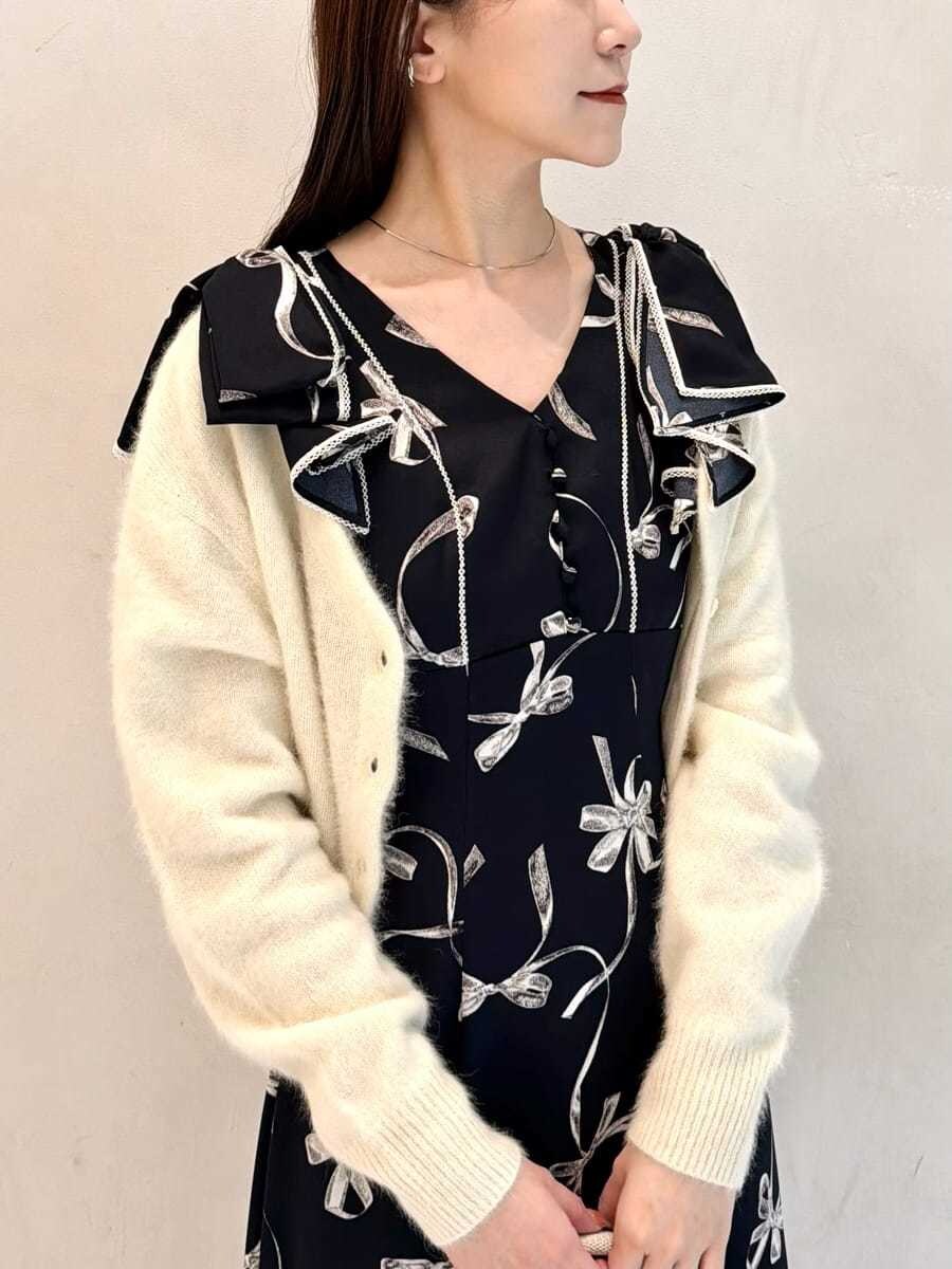 ブルー系のワンピース、ベージュ系のカーディガン/ボレロ、ブラック系のブーツを着用したレディースの秋コーディネートの4枚目の写真