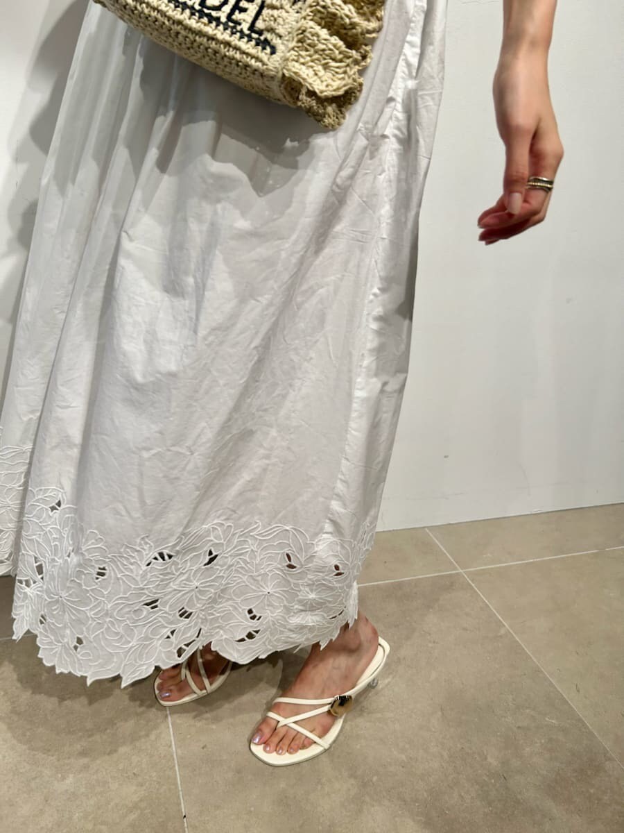 ホワイト系のスカート、ホワイト系のシャツ/ブラウス、ベージュ系のショルダーバッグを着用したレディースの冬コーディネートの7枚目の写真