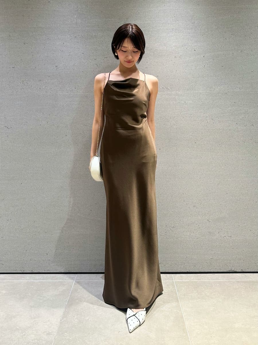 その他のパンプス、ホワイト系のショルダーバッグ、ブラウン系のワンピースを着用したレディースの春コーディネートの5枚目の写真