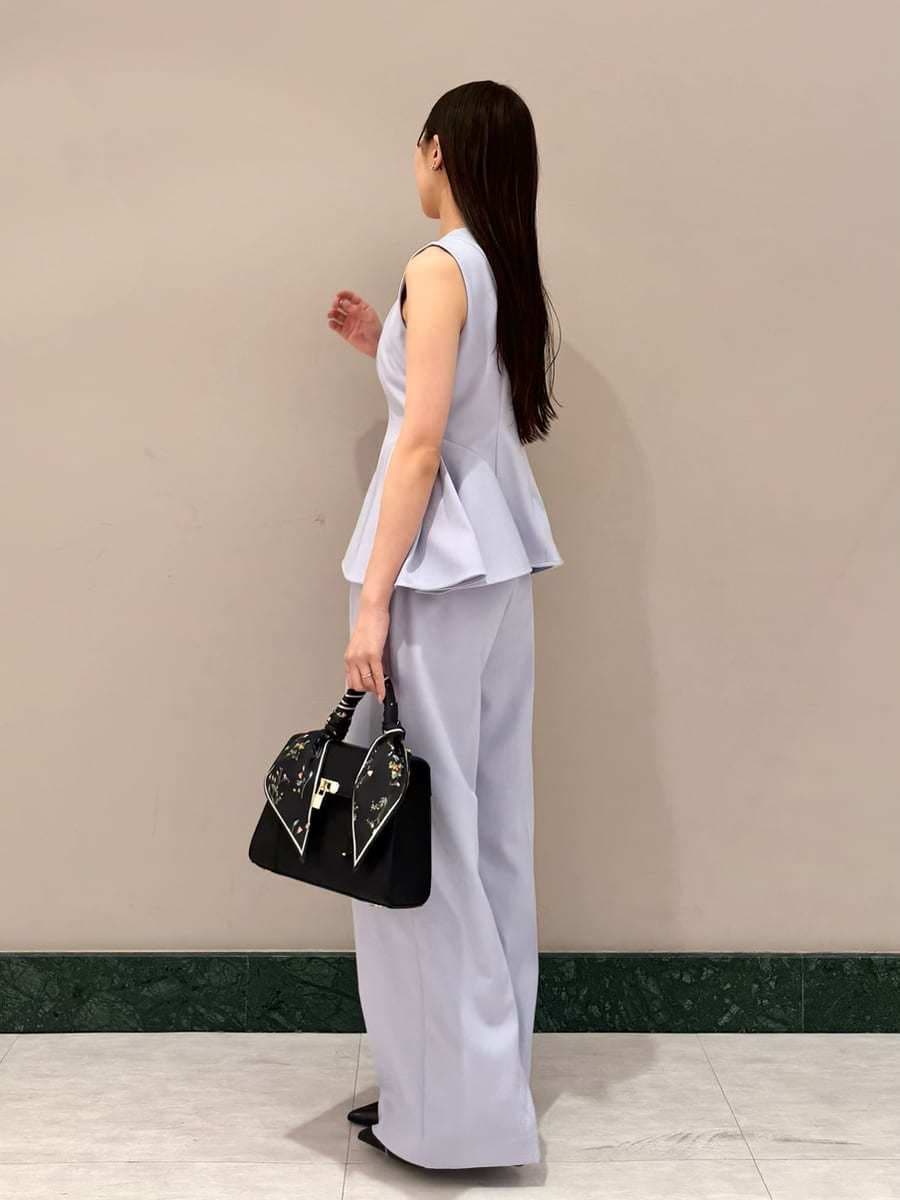 ブルー系のワンピース、ブラック系のパンプス、ブラック系のハンドバッグを着用したレディースの春コーディネートの2枚目の写真