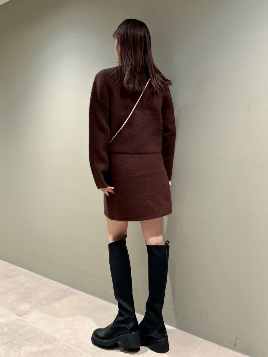 ブラウン系のノーカラージャケット、ブラウン系のスカート、ホワイト系のショルダーバッグを着用したレディースの秋コーディネートの5枚目の写真