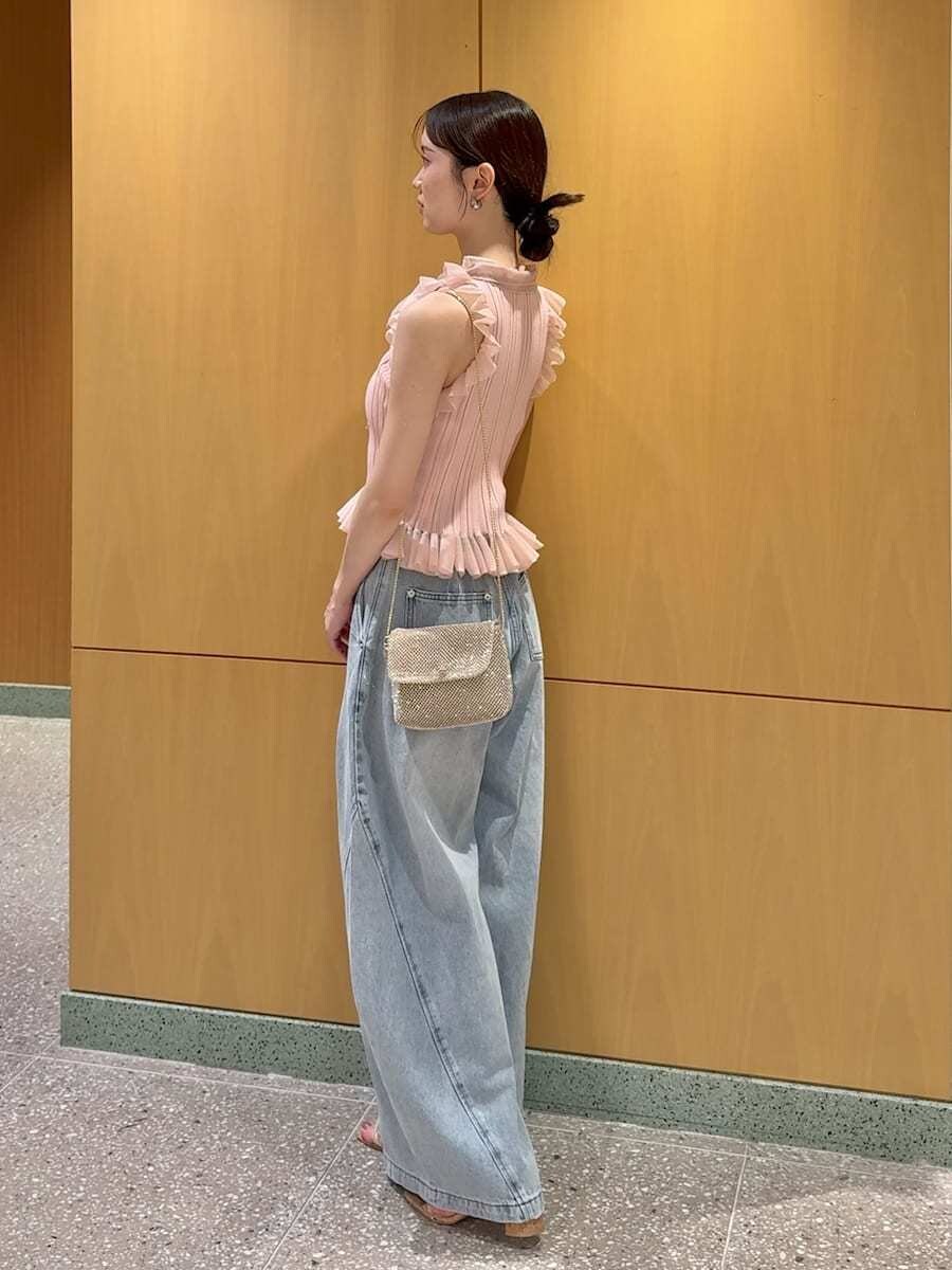 ブルー系のデニムパンツ、その他のサンダル、ピンク系のニット/セーターを着用したレディースの夏コーディネートの3枚目の写真